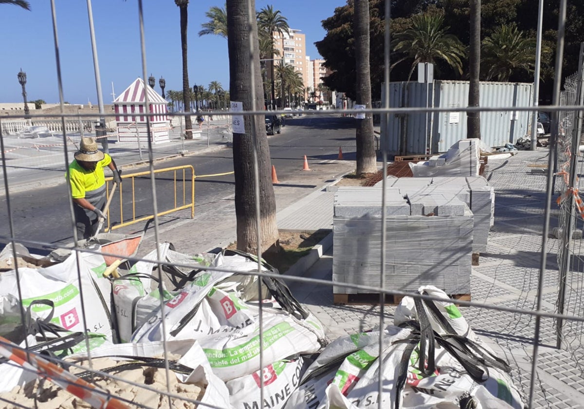 Obras de mejora en el acerado, realizadas frente a la playa de La Caleta, en Cádiz