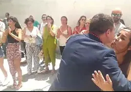 Vídeo: Bronca en Medina Sidonia; el nuevo alcalde sale entre gritos de 'fuera, fuera'