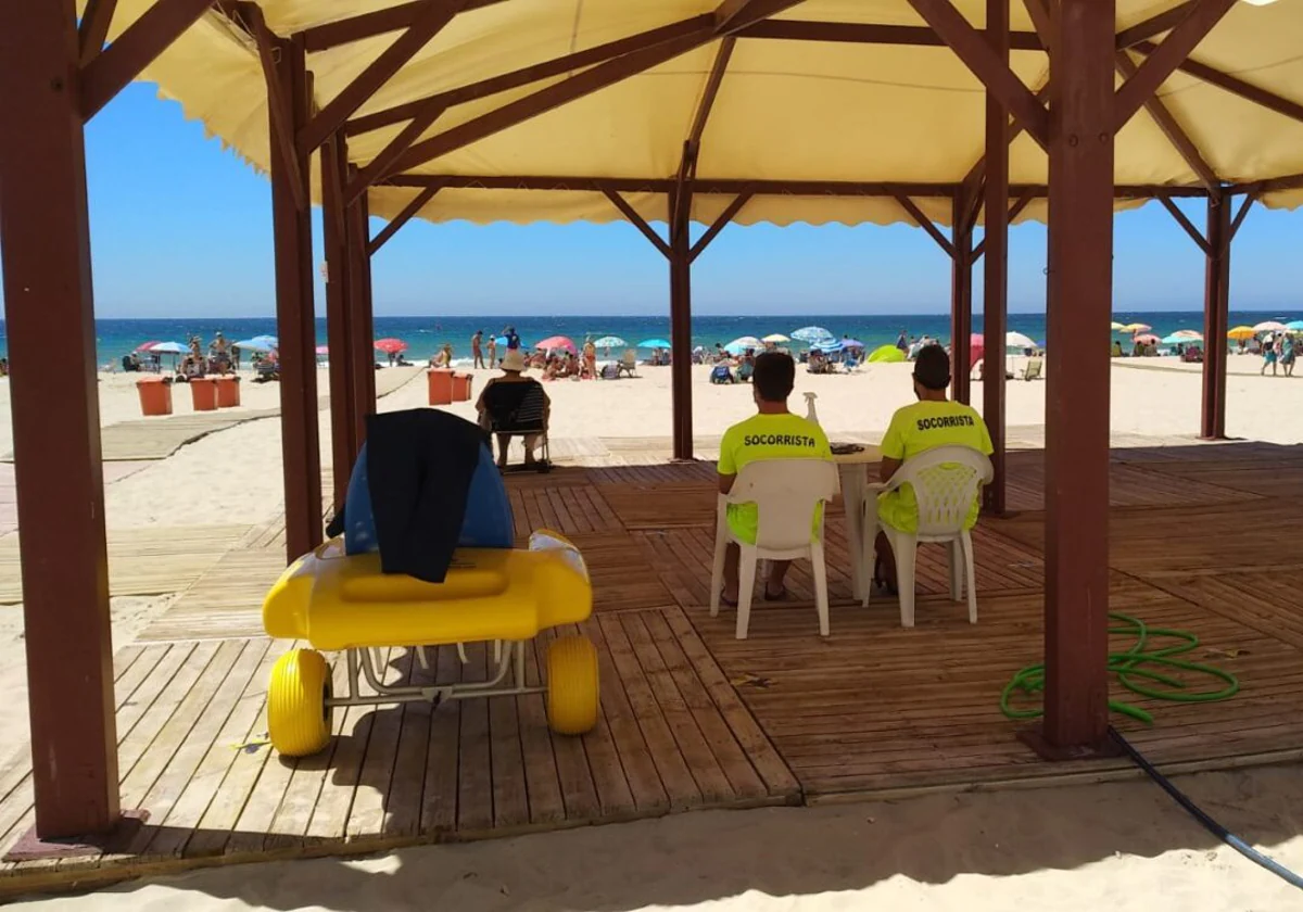 Varios socrristas en las playas de Cádiz.