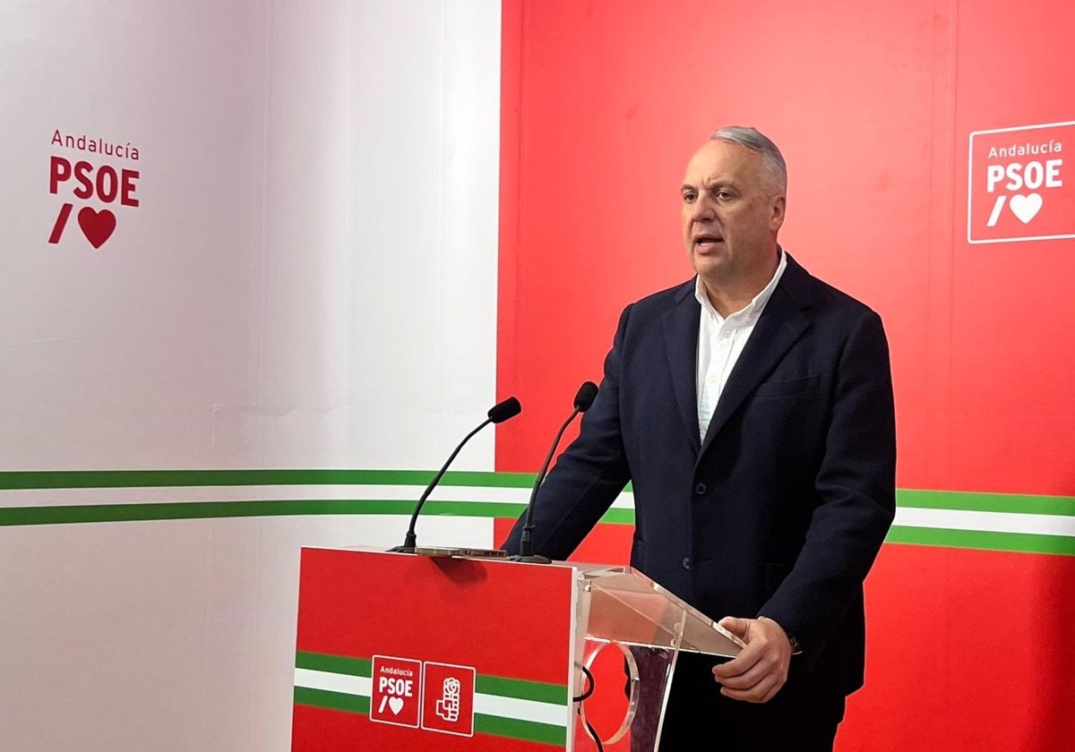 El secretario general del PSOE de Cádiz, Ruiz Boix, en rueda de prensa.