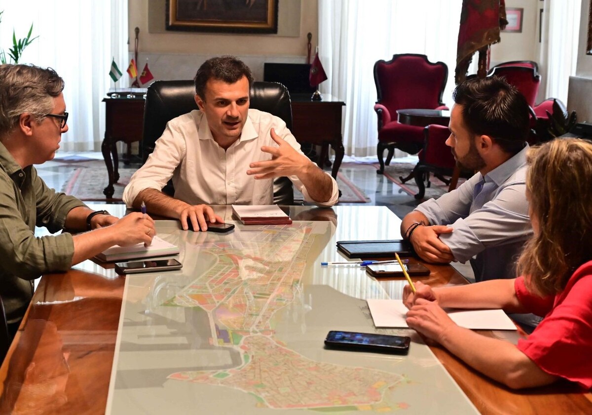 Bruno García, con los tres portavoces municipales, del PP, PSOE y Adelante Izquierda Gaditana.
