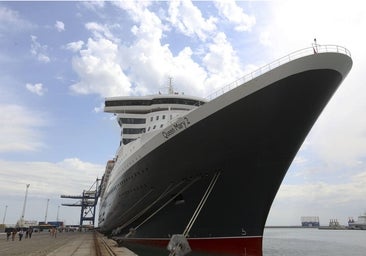 El lujoso trasatlántico inglés 'Queen Mary 2' regresa al puerto de Cádiz