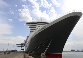 El lujoso trasatlántico inglés 'Queen Mary 2' regresa al puerto de Cádiz