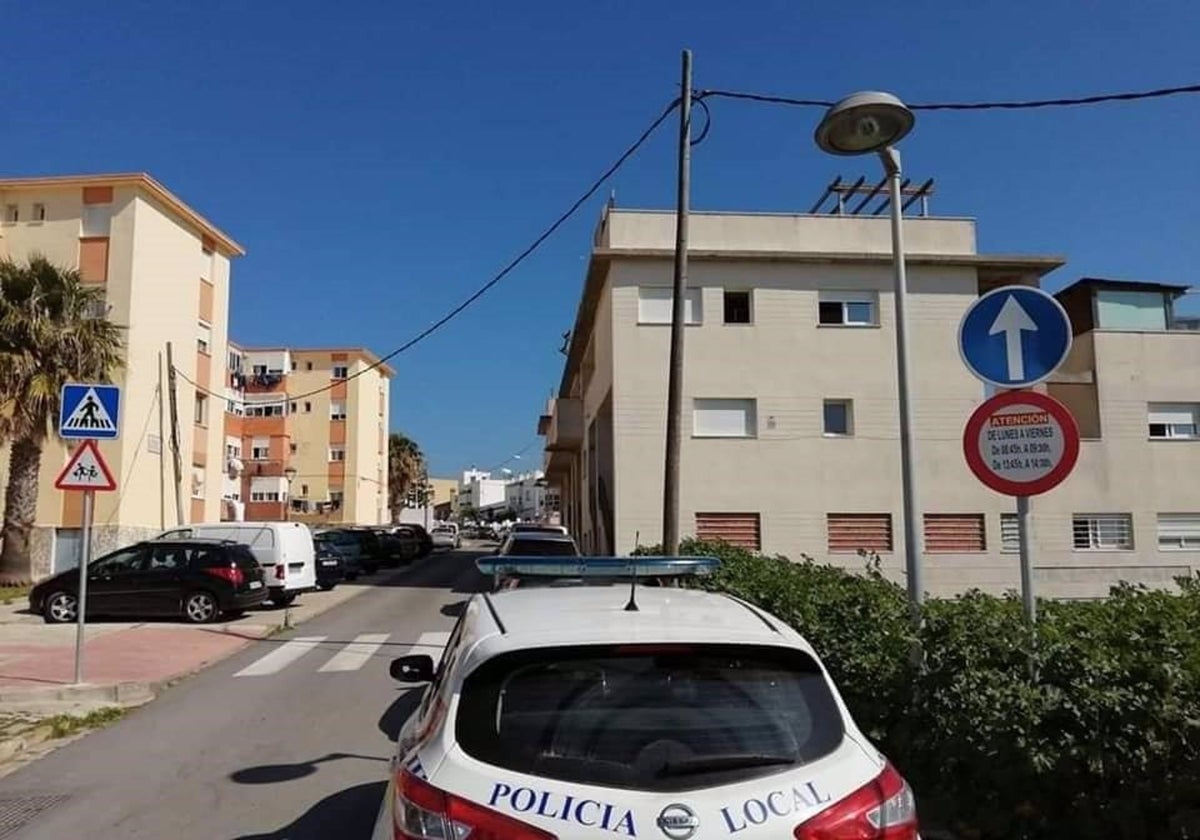 Rescatan a un bebé de cuatro meses que quedó atrapado en el interior de un coche en Tarifa