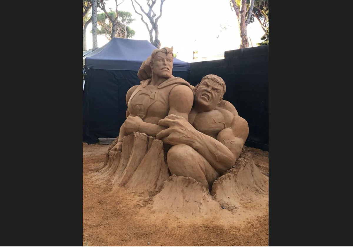 Más de 125 toneladas de arena dan forma a las esculturas de una exposición en la playa de La Barrosa