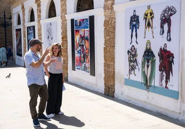 Los superhéroes de Carlos Pacheco 'protegen' el Mercado de Cádiz