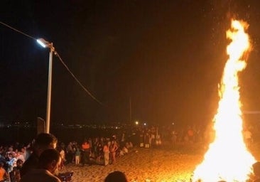 El fuerte viento complica la noche de San Juan, que suspende sus hogueras en varios municipios de Cádiz