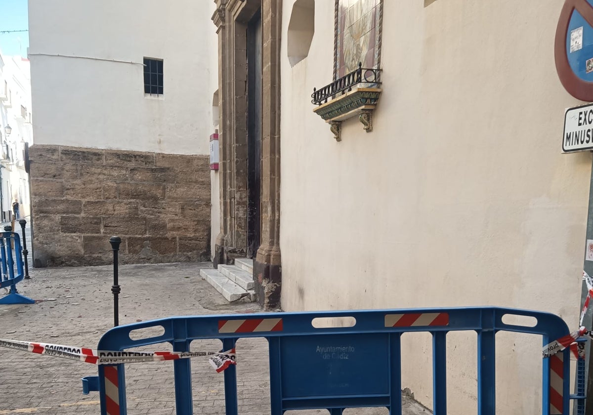 Fuerte viento de levante en Cádiz: bomberos intervienen ante la caída de cascotes en la iglesia de la Merced