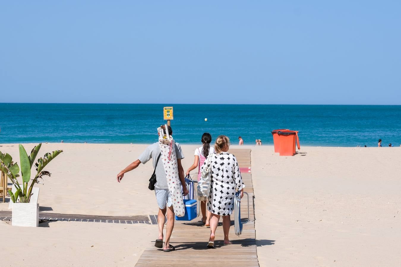 Fotos: Playas y terrazas, aliadas en Cádiz, en alerta naranja por la primera gran ola de calor