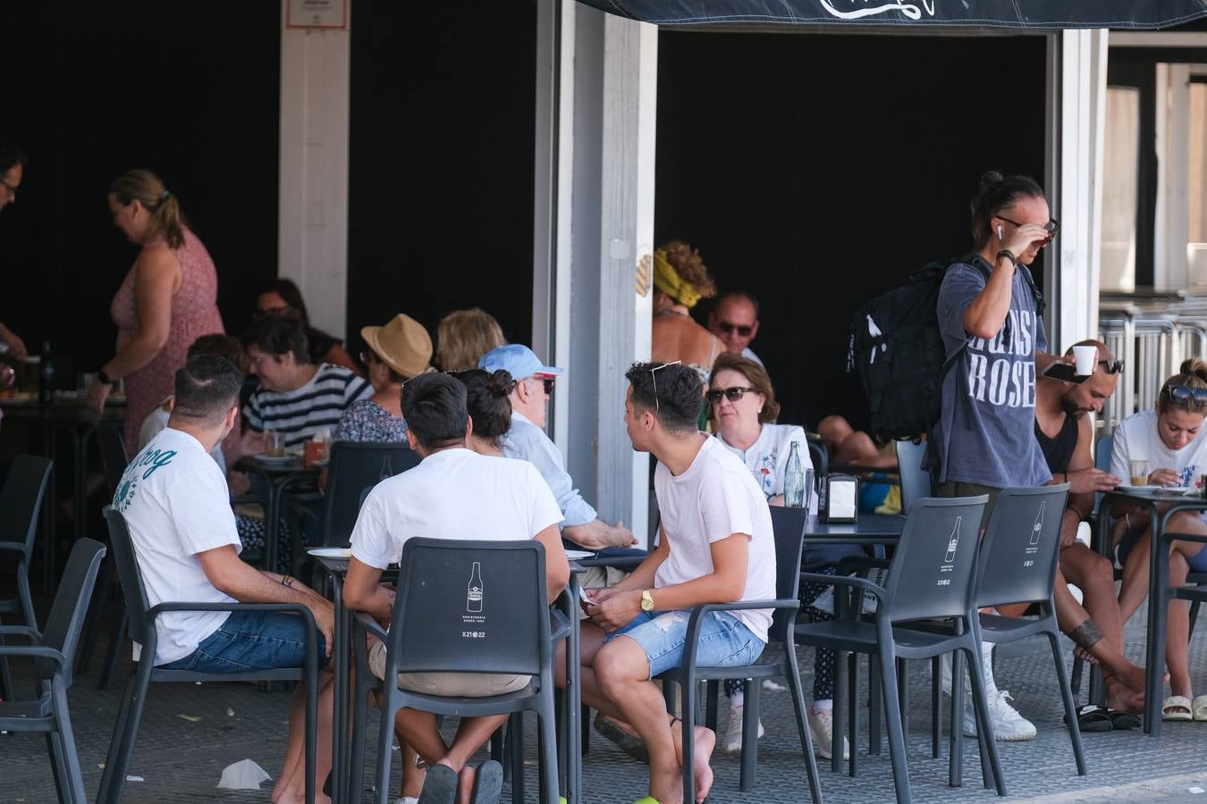 Fotos: Playas y terrazas, aliadas en Cádiz, en alerta naranja por la primera gran ola de calor