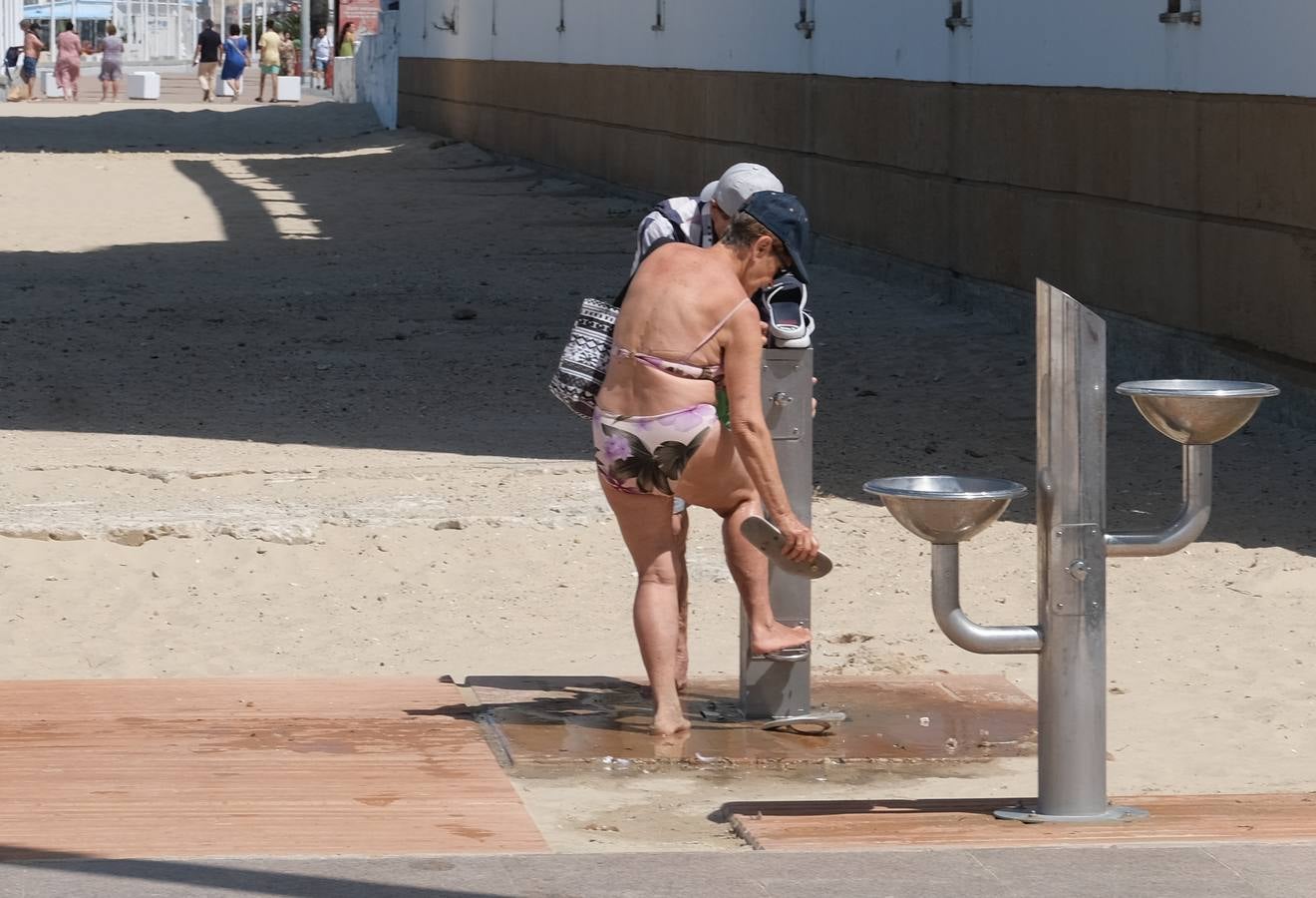 Fotos: Playas y terrazas, aliadas en Cádiz, en alerta naranja por la primera gran ola de calor