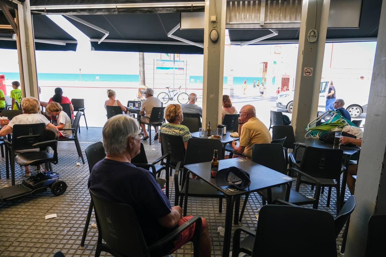 Fotos: Playas y terrazas, aliadas en Cádiz, en alerta naranja por la primera gran ola de calor
