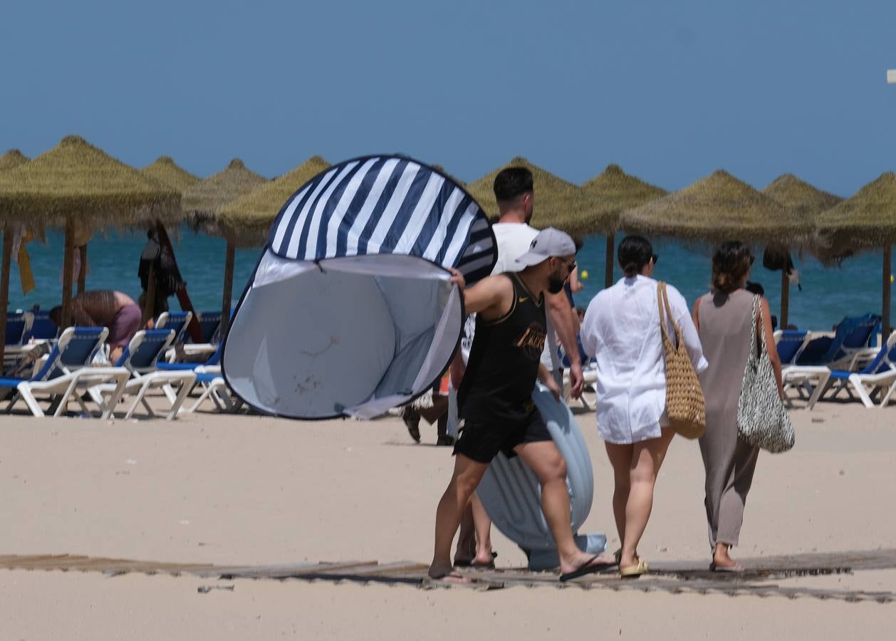 Fotos: Playas y terrazas, aliadas en Cádiz, en alerta naranja por la primera gran ola de calor