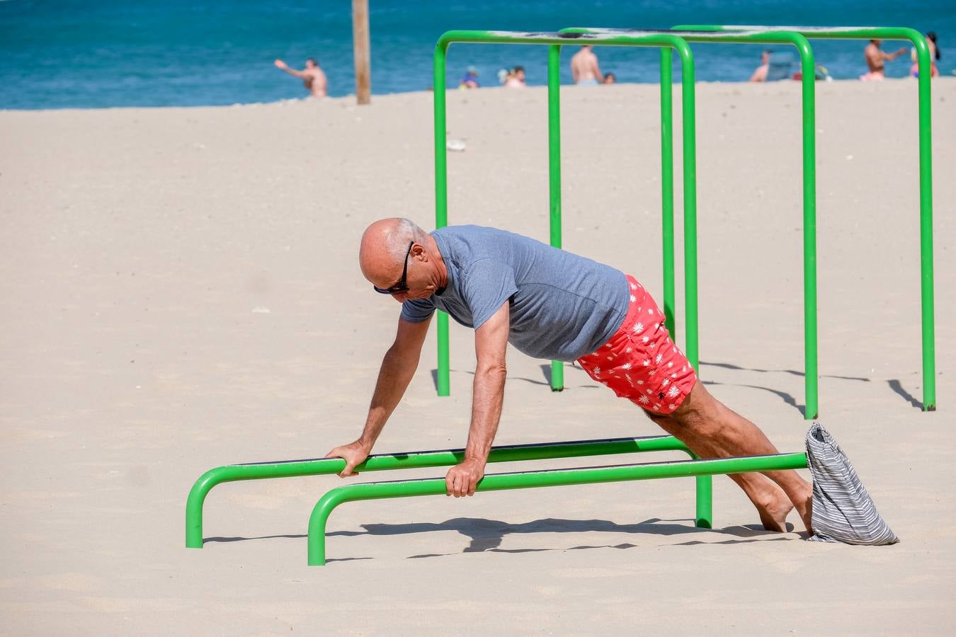 Fotos: Playas y terrazas, aliadas en Cádiz, en alerta naranja por la primera gran ola de calor
