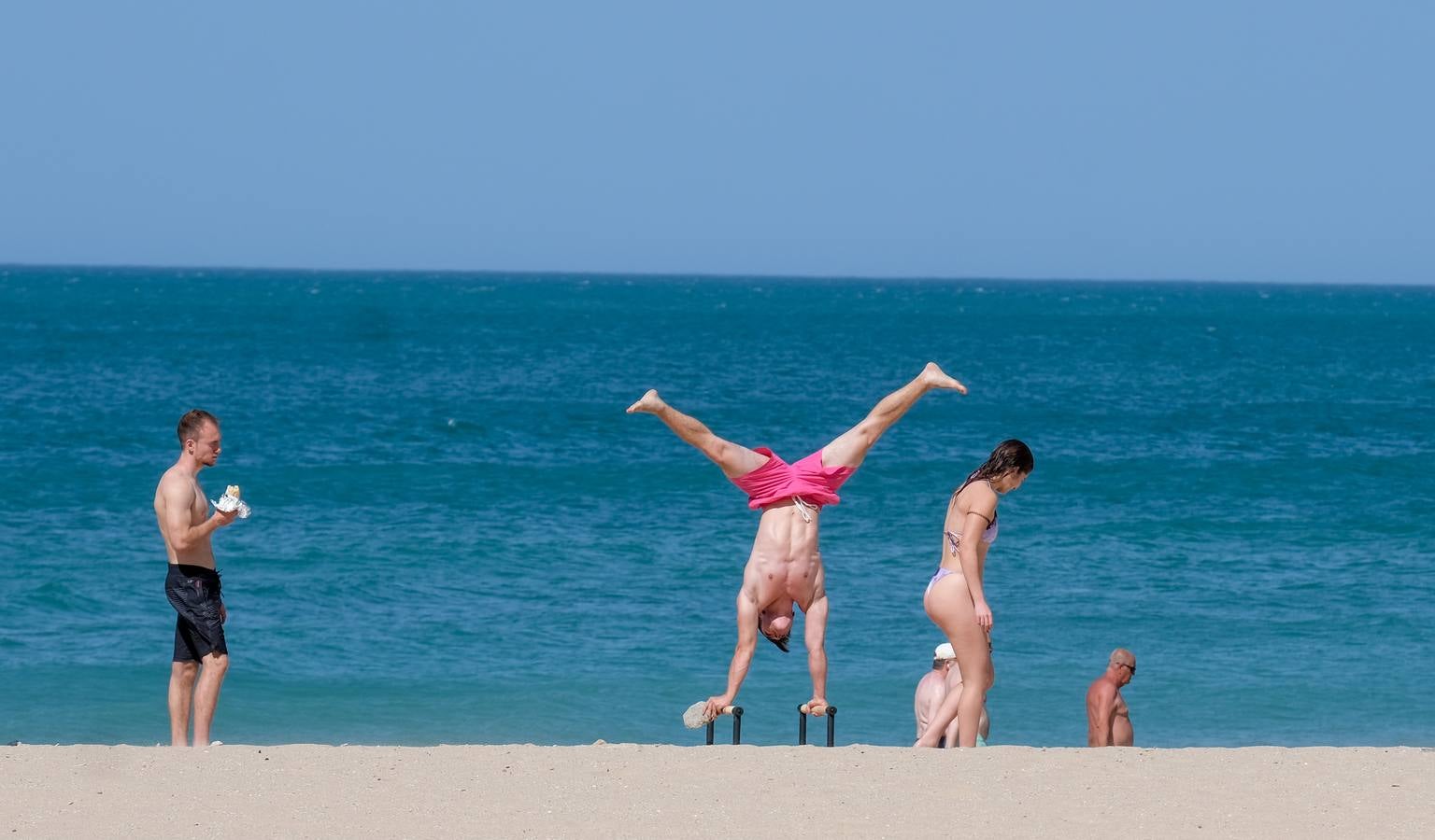 Fotos: Playas y terrazas, aliadas en Cádiz, en alerta naranja por la primera gran ola de calor