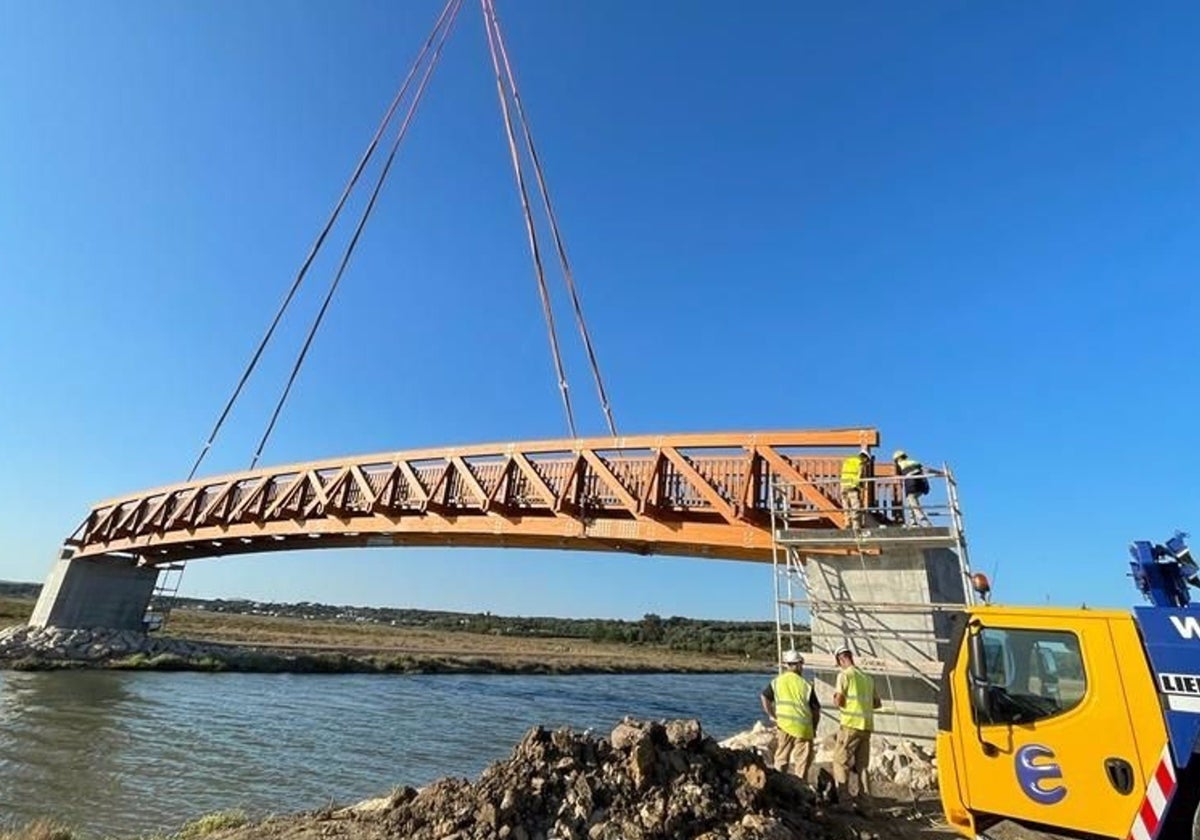 El puente de madera más largo de España une las dos márgenes del río Barbate