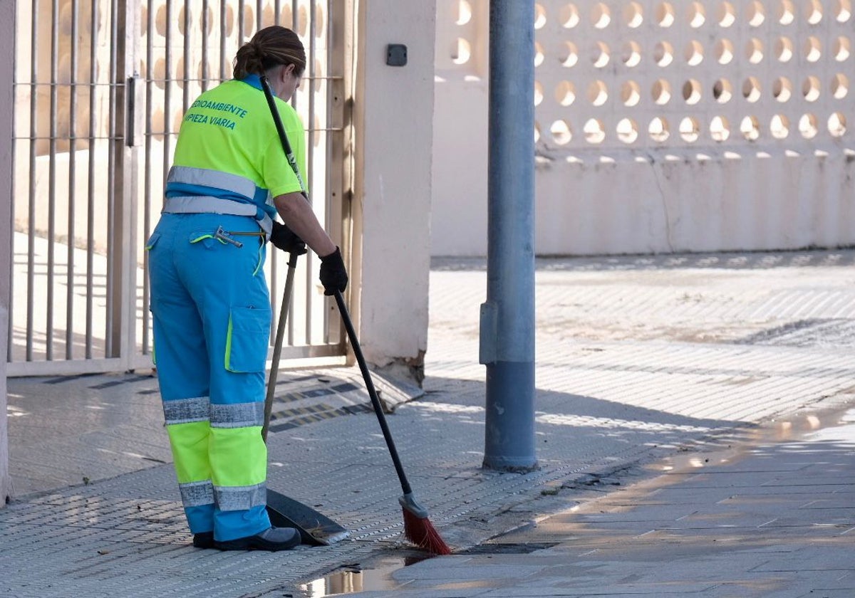 Un operario de la limpieza barre las calles de Cádiz.