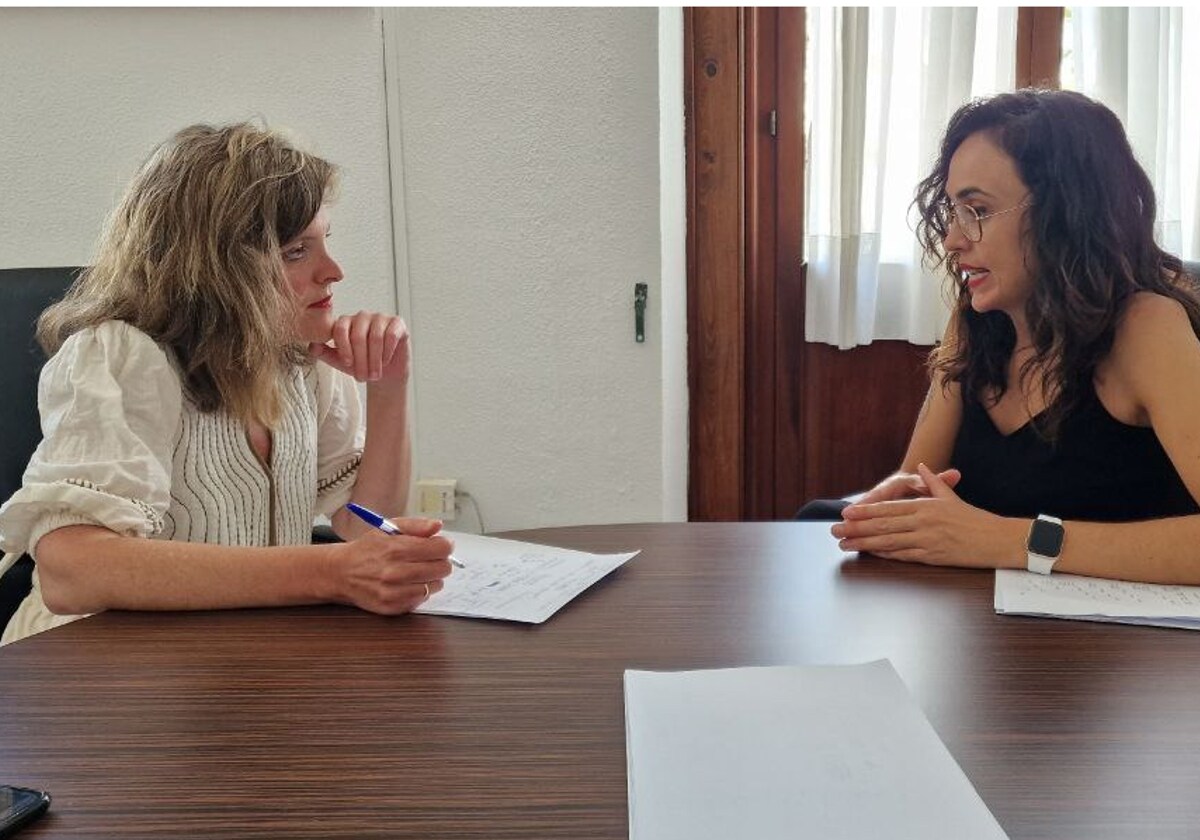 Reunión de Lola Cazalilla con Maite González para el traspaso de la concejalía de Cultura