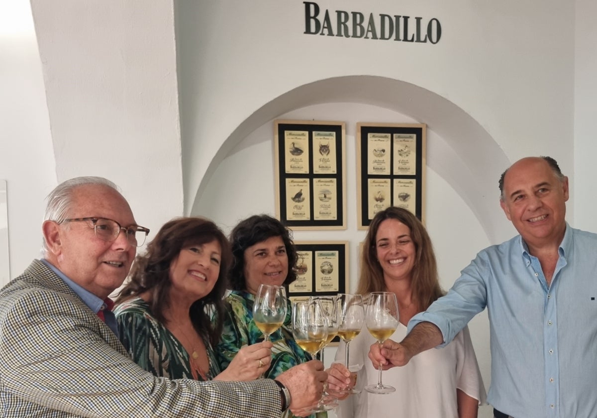 Foto de familia, con la presencia de la alcaldesa Carmen Álvarez, en la inauguración.