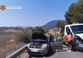 Una mujer herida tras un choque lateral entre turismo y un camión grúa en la carretera de Olvera