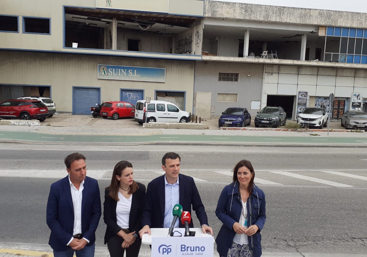 Bruno García, en una rueda de prensa ofrecida en Zona Franca durante la campaña electoral.