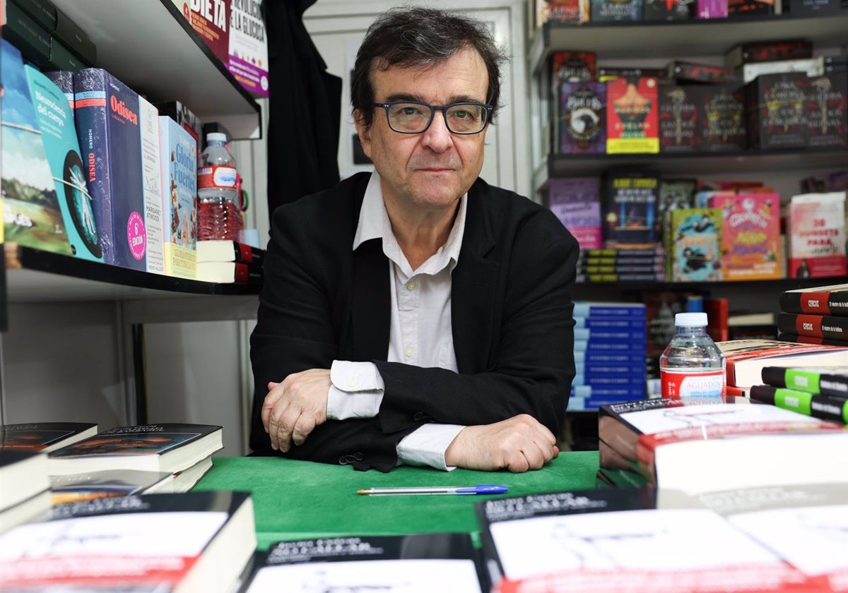 El escritor Javier Cercas durante la firma de libros en la Feria del Libro de Madrid 2023.