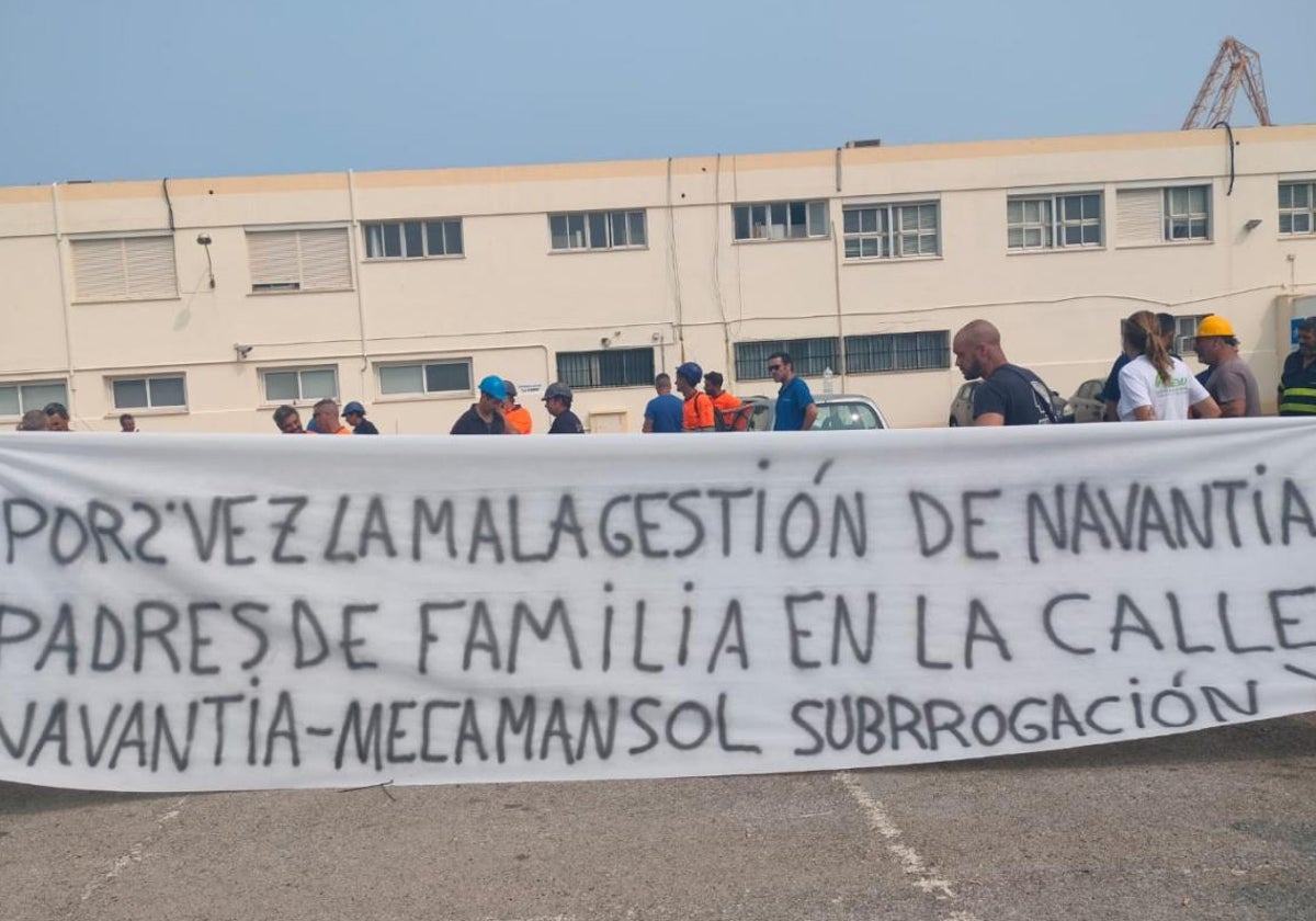 Protesta de los trabajadores en la puerta de la factoría