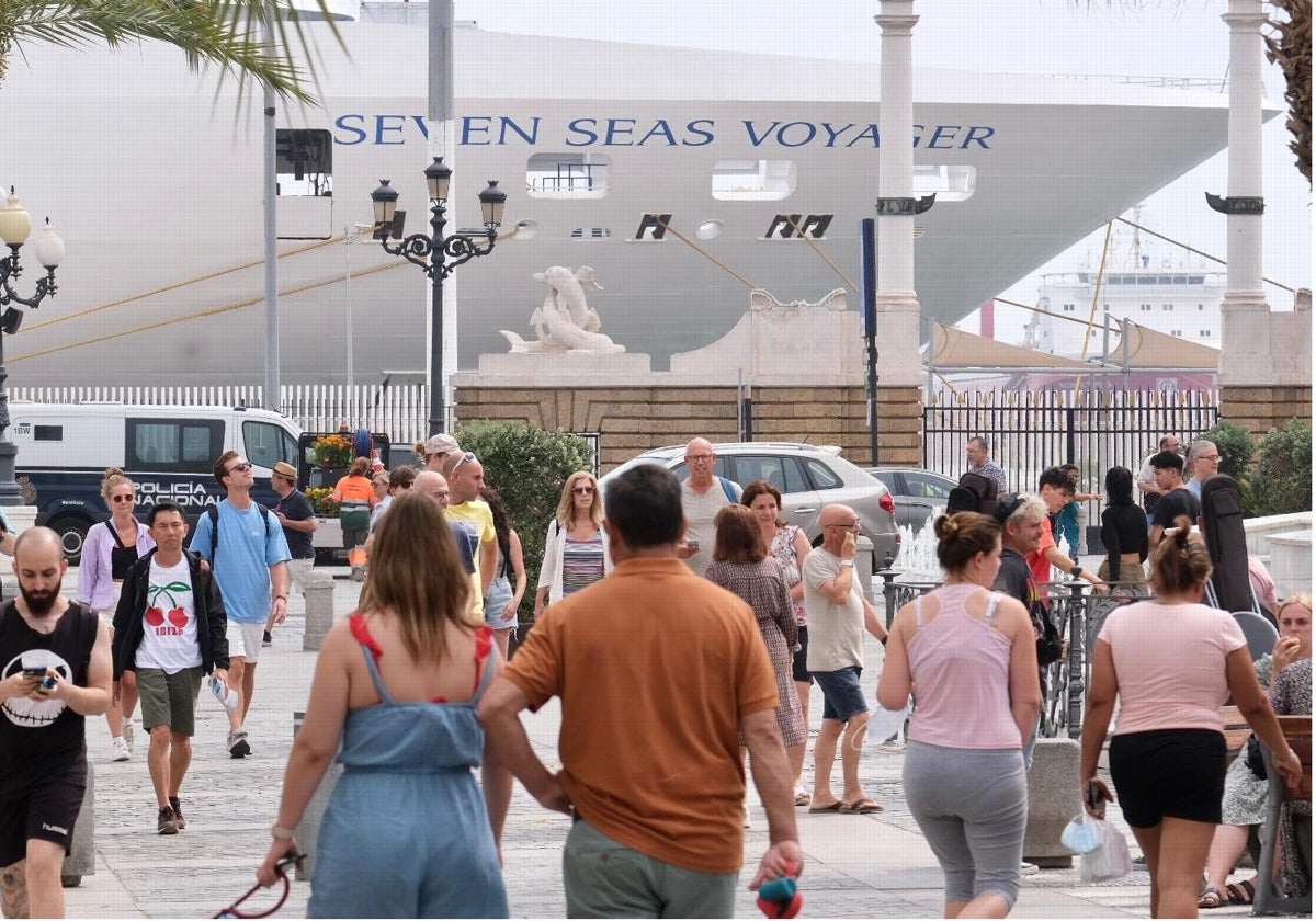 El crucero Seven Seas Voyager, atracado en el puerto de Cádiz.