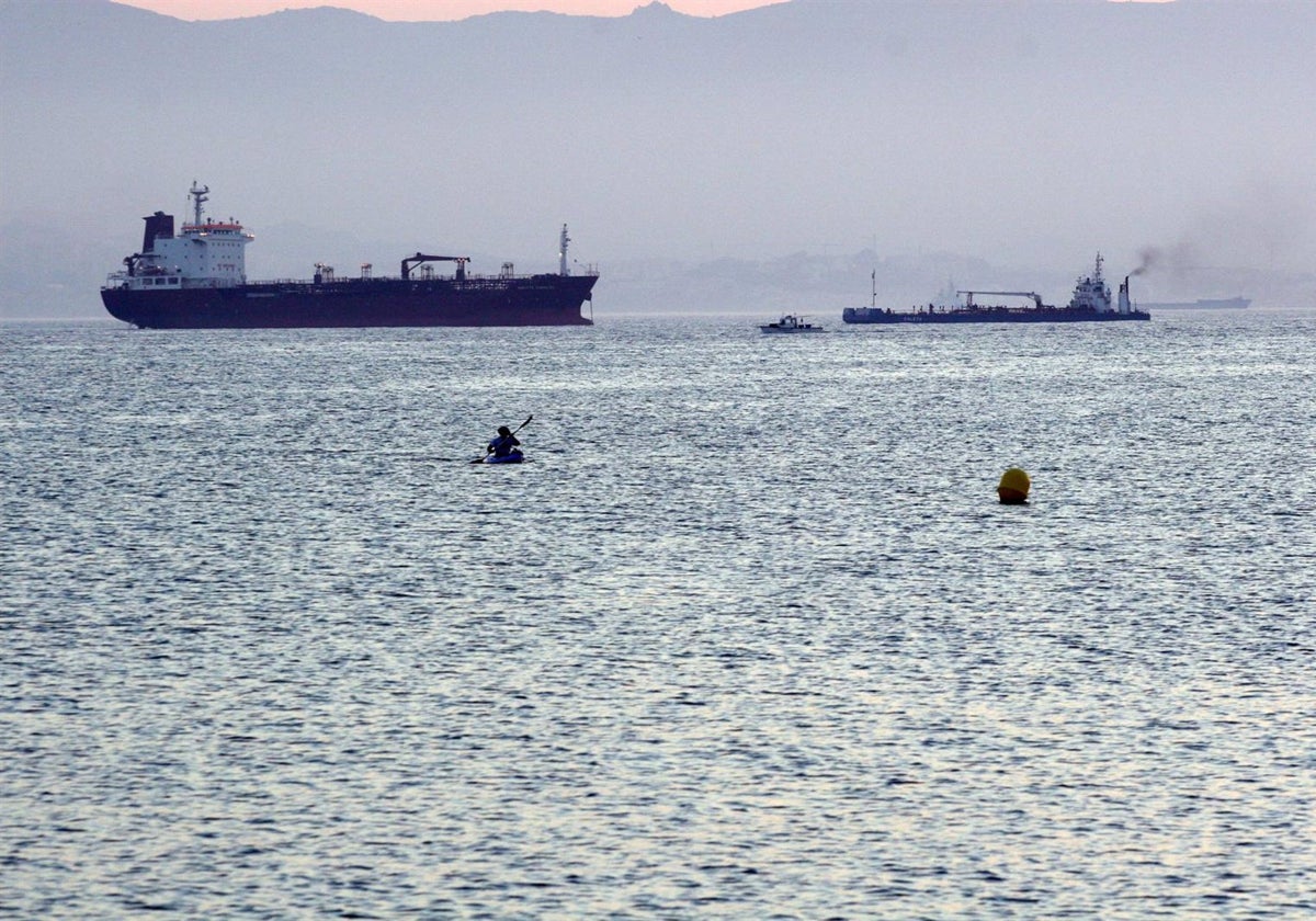 Un estudio urge a realizar un inventario de emisiones en el Estrecho por el transporte marítimo