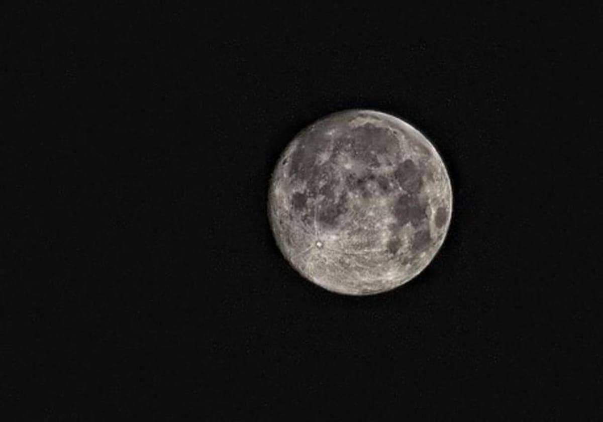 Imagen de la luna creciente.