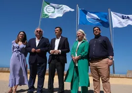 Izadas las banderas azules de las playas de Cádiz y Conil