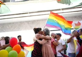 Teresa Rodríguez se besa con Pilar González ante una sede de Vox «para parar a la extrema derecha»