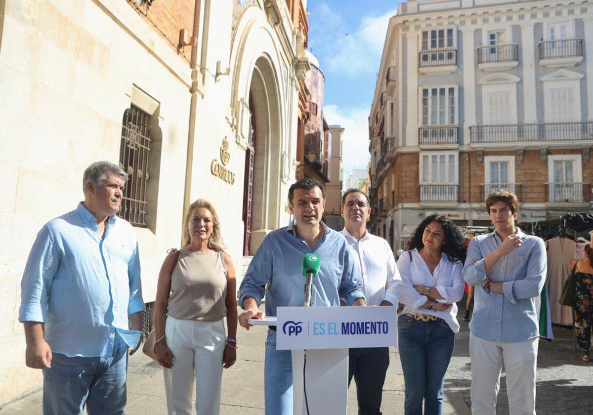 El presidente provincial Bruno García junto a los candidatos al Congreso.