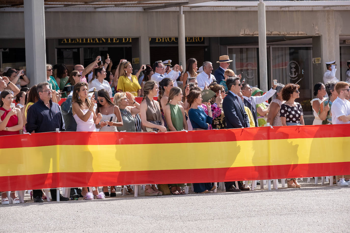 Felipe VI entrega los Reales Despachos de empleo en San Fernando