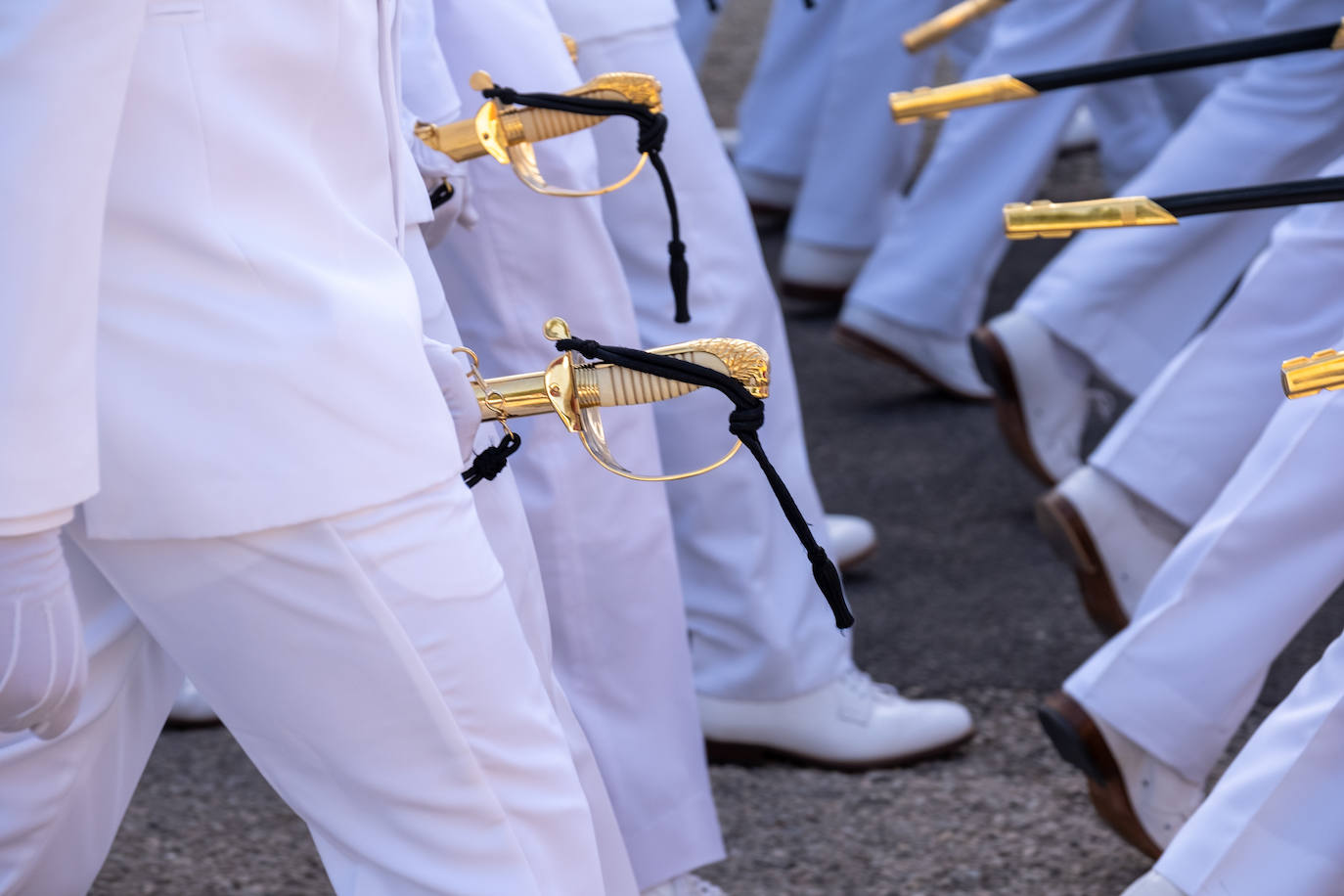 Felipe VI entrega los Reales Despachos de empleo en San Fernando