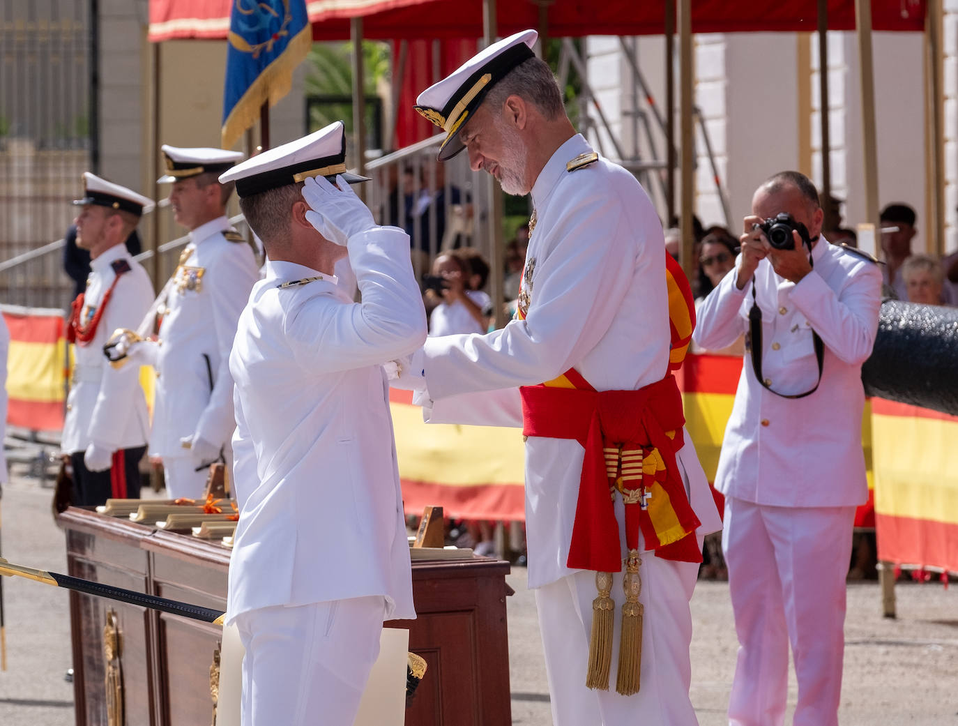 Felipe VI entrega los Reales Despachos de empleo en San Fernando