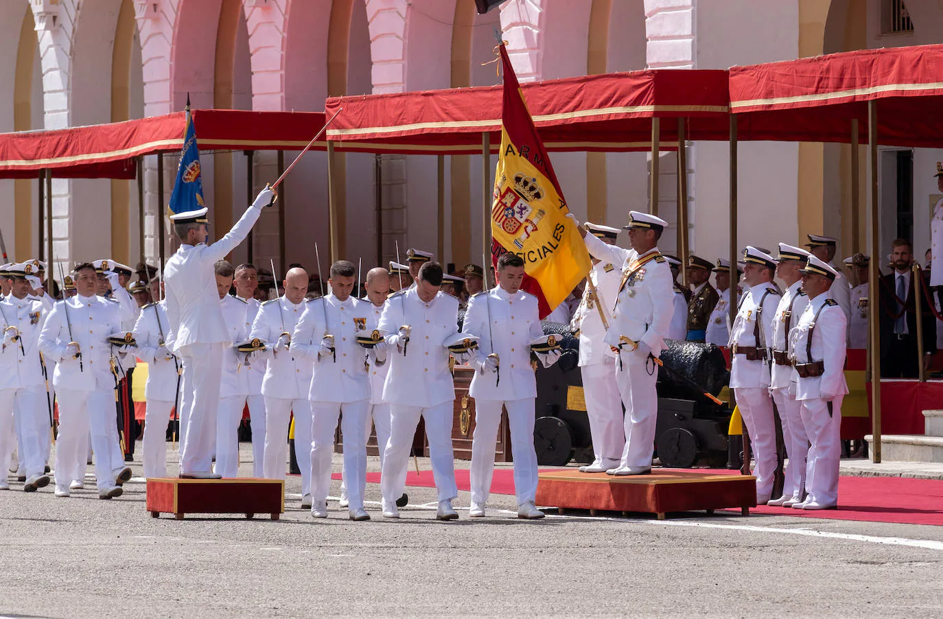 Felipe VI entrega los Reales Despachos de empleo en San Fernando