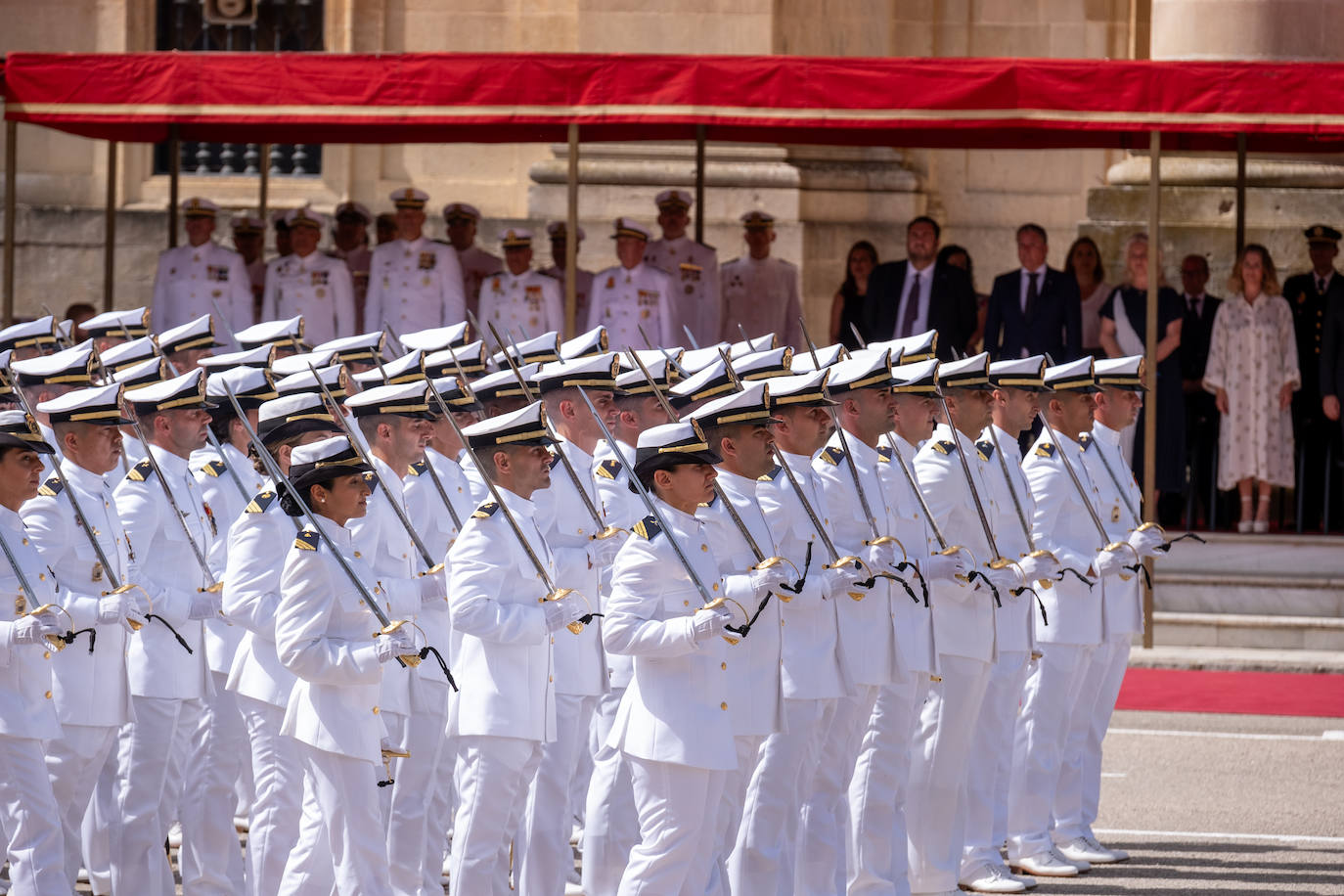 Felipe VI entrega los Reales Despachos de empleo en San Fernando