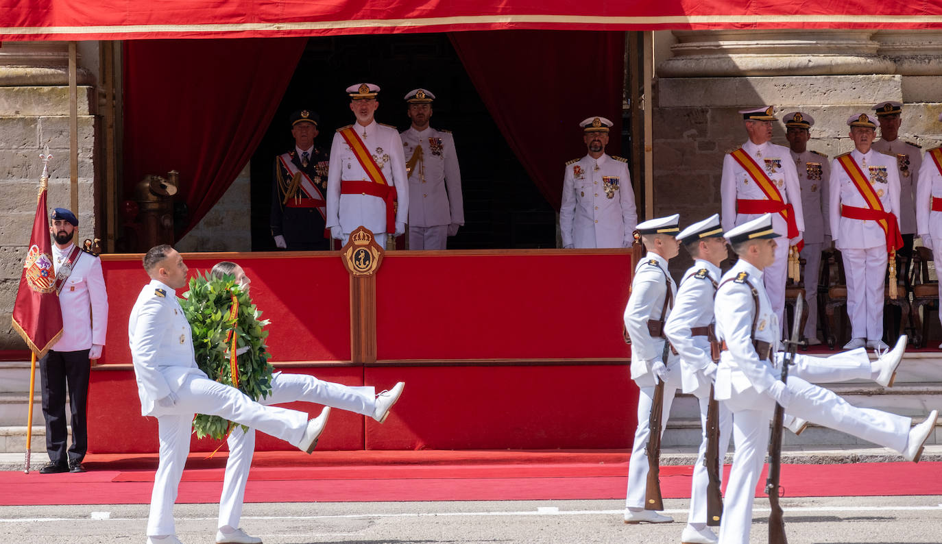 Felipe VI entrega los Reales Despachos de empleo en San Fernando