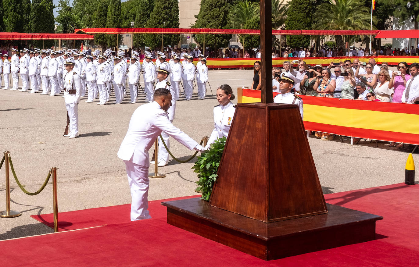 Felipe VI entrega los Reales Despachos de empleo en San Fernando