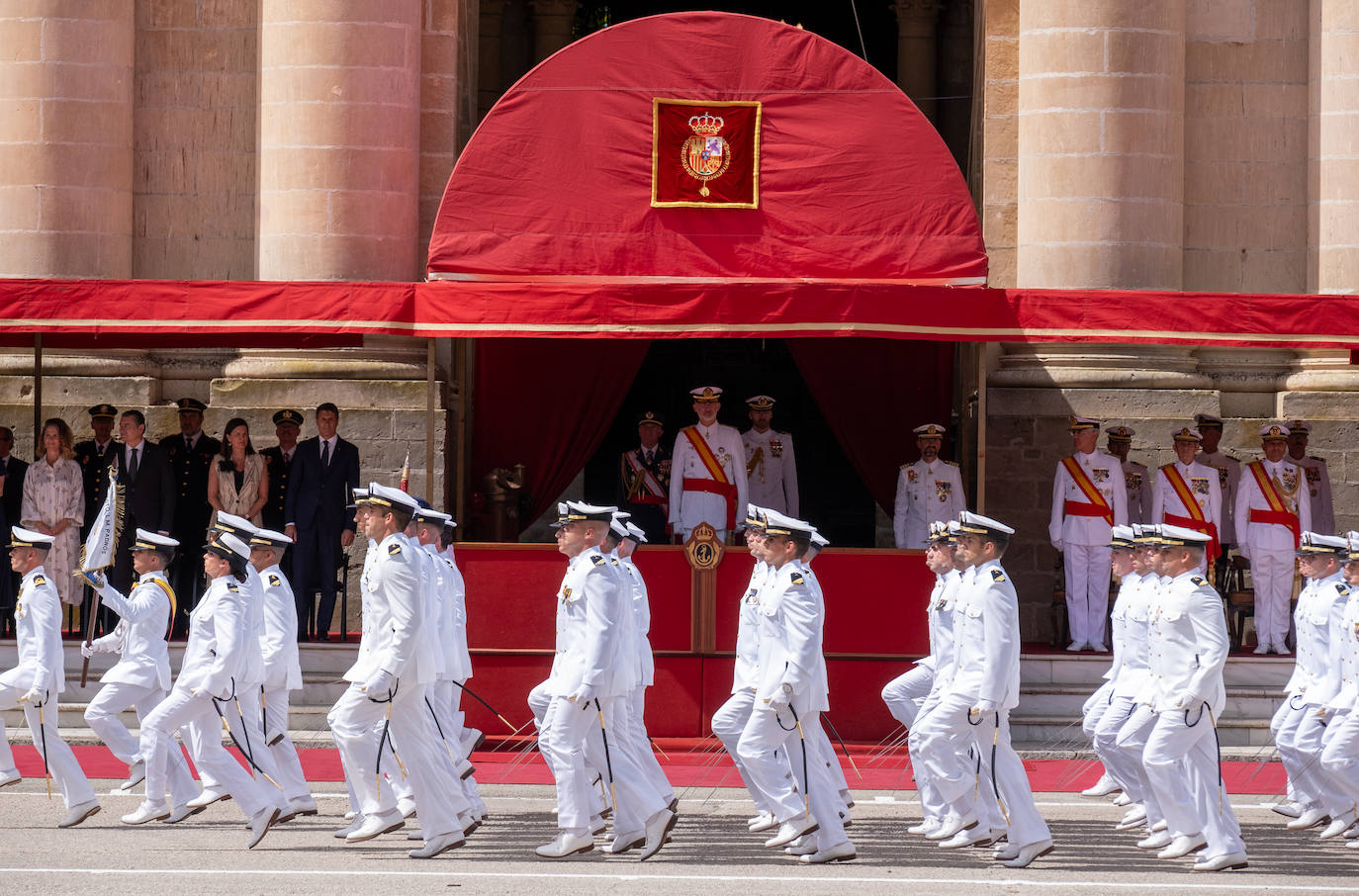 Felipe VI entrega los Reales Despachos de empleo en San Fernando