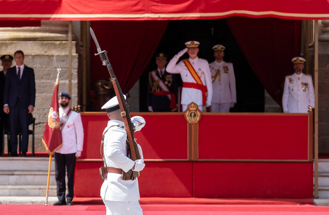 Felipe VI entrega los Reales Despachos de empleo en San Fernando