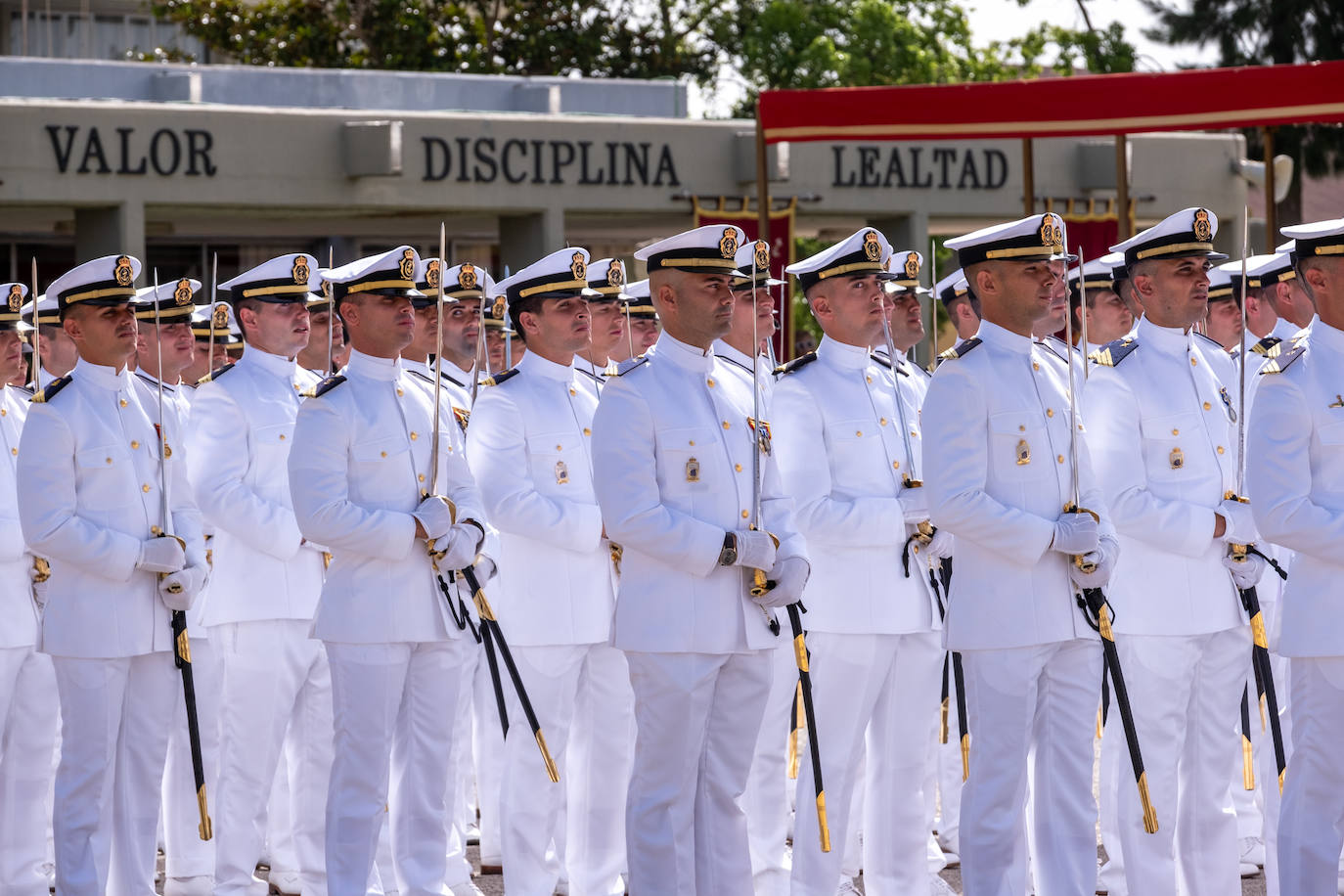 Felipe VI entrega los Reales Despachos de empleo en San Fernando