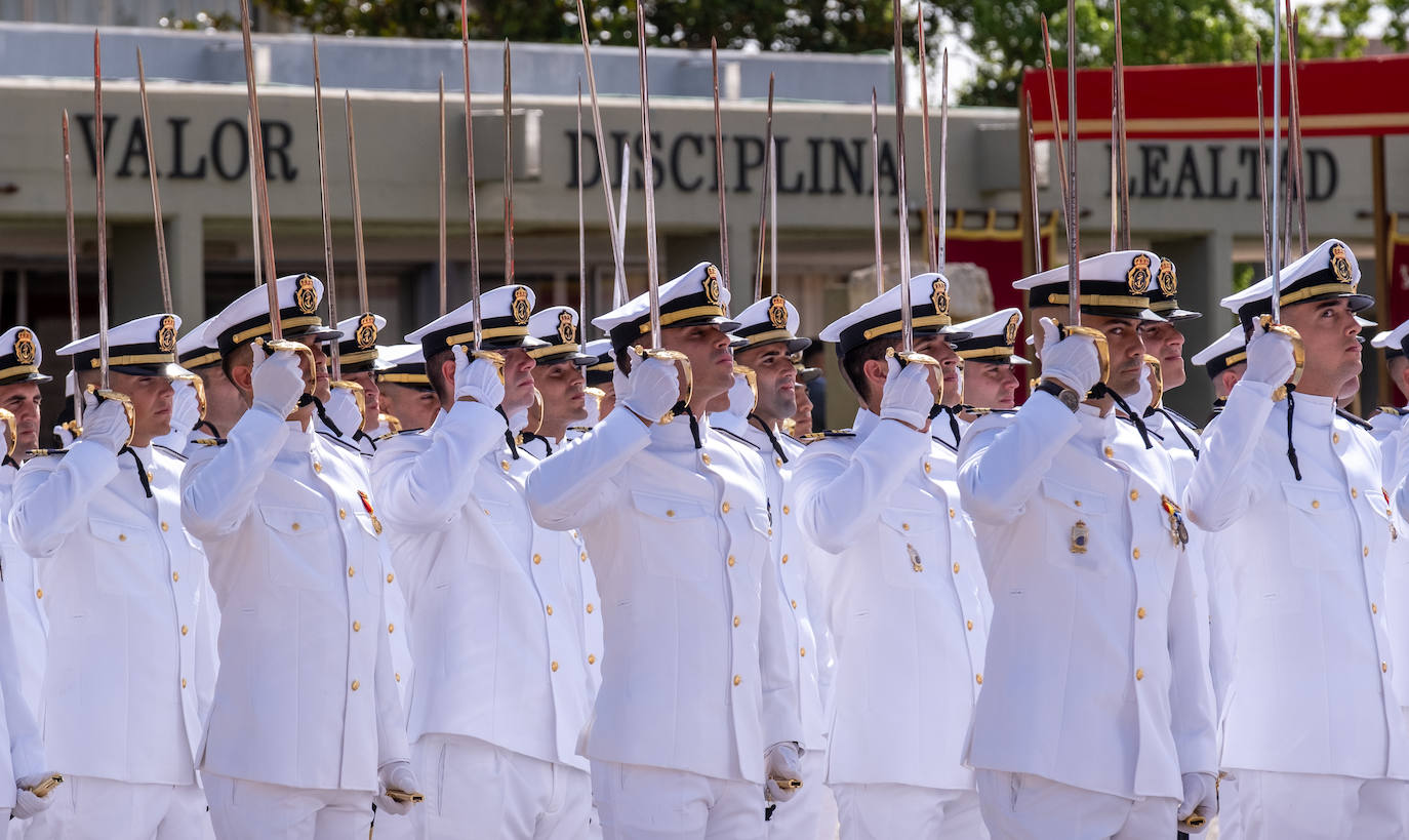 Felipe VI entrega los Reales Despachos de empleo en San Fernando