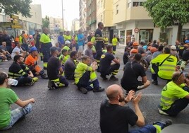 Trabajadores de la industria auxiliar de Navantia cortan la Avenida principal en Cádiz
