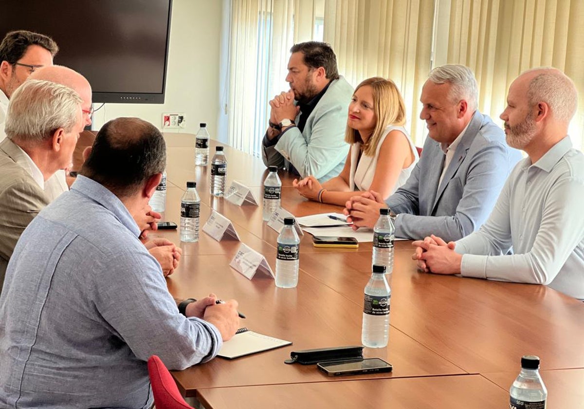 Momento de la reunión entre los representantes de la CEC y del PSOE