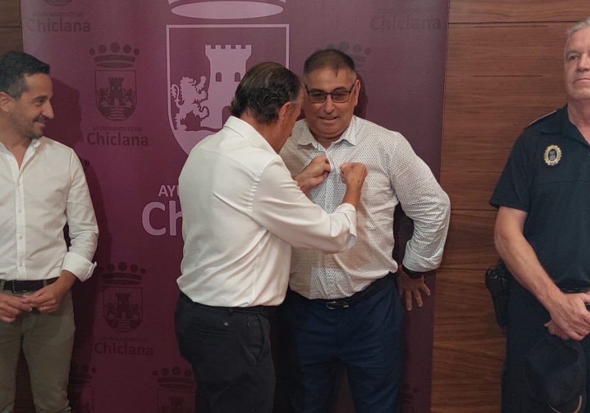 José María recibe la insignia del Ayuntamiento de Chiclana.