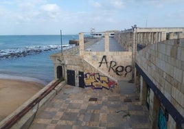 Salvada una joven que iban a tirar por los bloques de la Punta en Cádiz