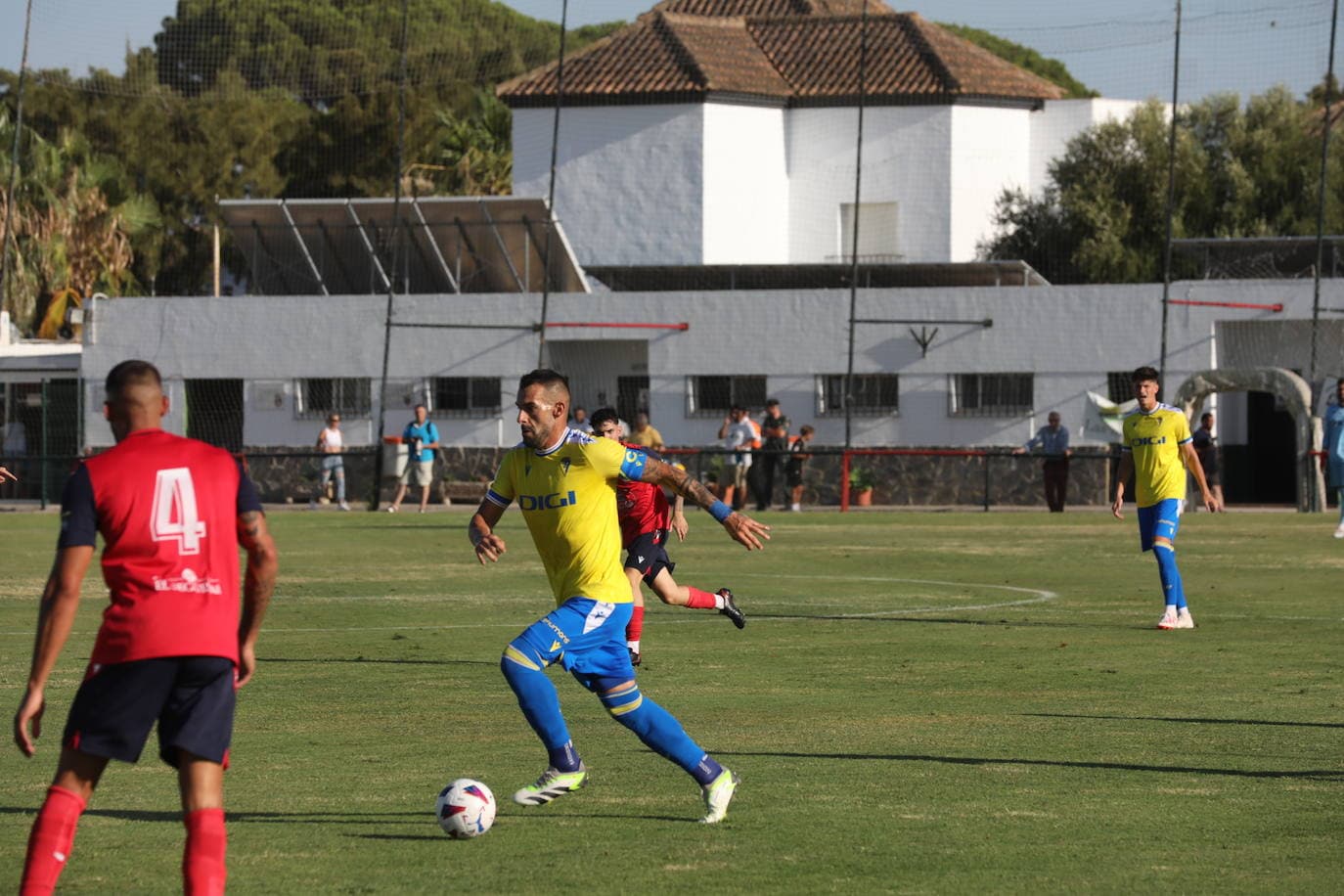 Fotos: El Cádiz CF juega su primer amistoso en Benalup ante el Barbate