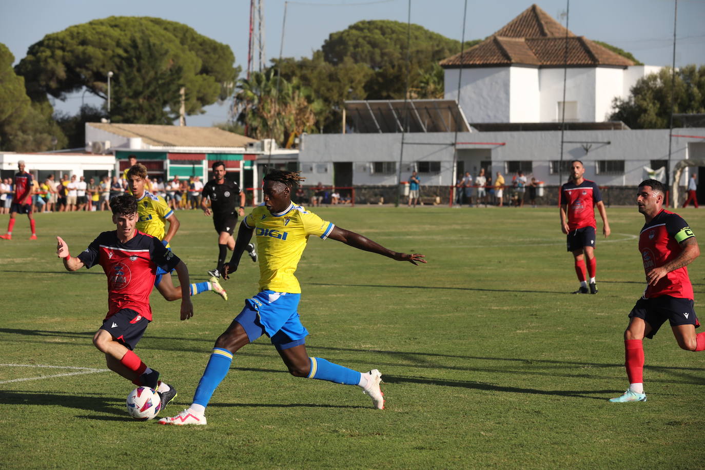 Fotos: El Cádiz CF juega su primer amistoso en Benalup ante el Barbate